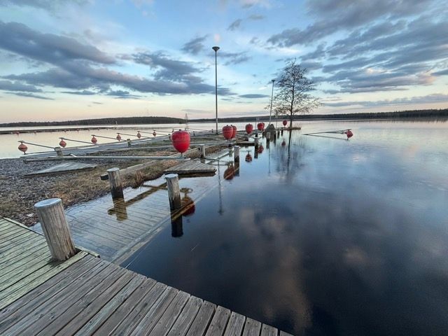 Kuva satamalaiturista, jonka sivut ovat tulvan myötä vedenpinnan alapuolella.