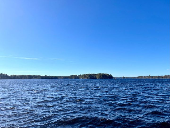 Kesäinen järvi.