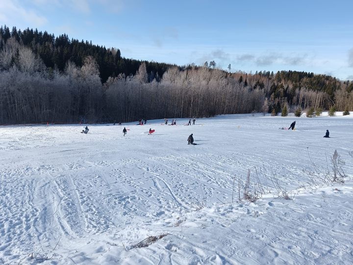 Uuraisten koulun Vihreä lippu -toimintaan kuuluu jokavuotinen oppilaiden järjestämä laskiaistapahtuma.