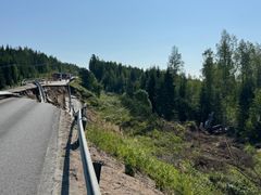 Tieosuus sortunut metsäalueella, osa kaiteesta romahtanut.