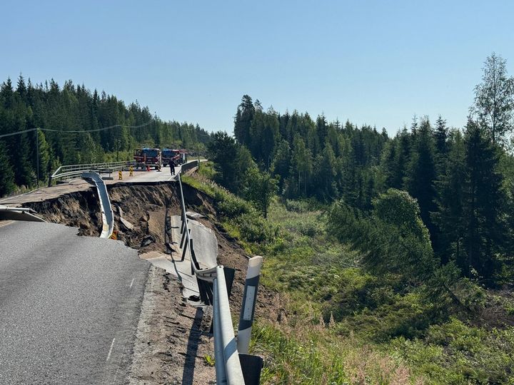 Tiemurtuma kesäisessä metsämaisemassa, jonka äärellä pelastusajoneuvoja.