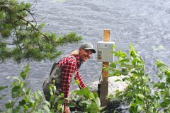 Keski-Suomen ELY-keskuksen vesistötarkastaja Petteri Kemppi seuraa säännöllisesti maakunnan järvien vesitilannetta.