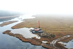 Ilmakuva ruoppauslaitteesta työskentelemässä Pyhäjärvellä.