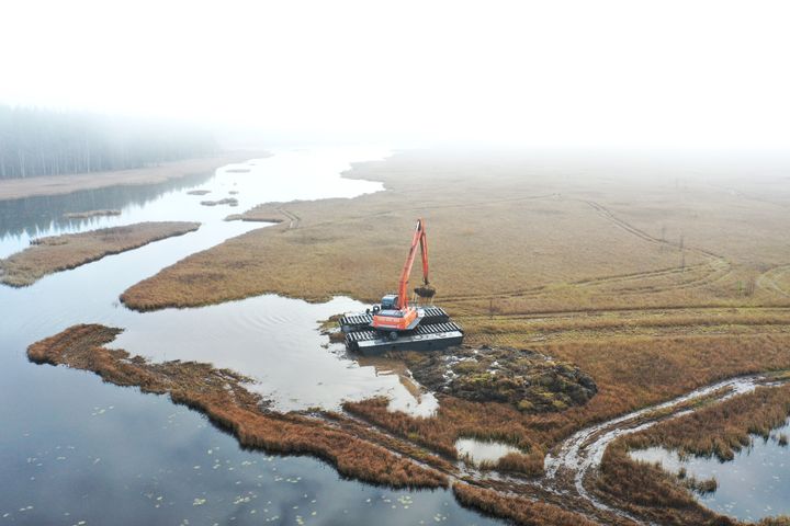 Ilmakuva ruoppauslaitteesta työskentelemässä Pyhäjärvellä.