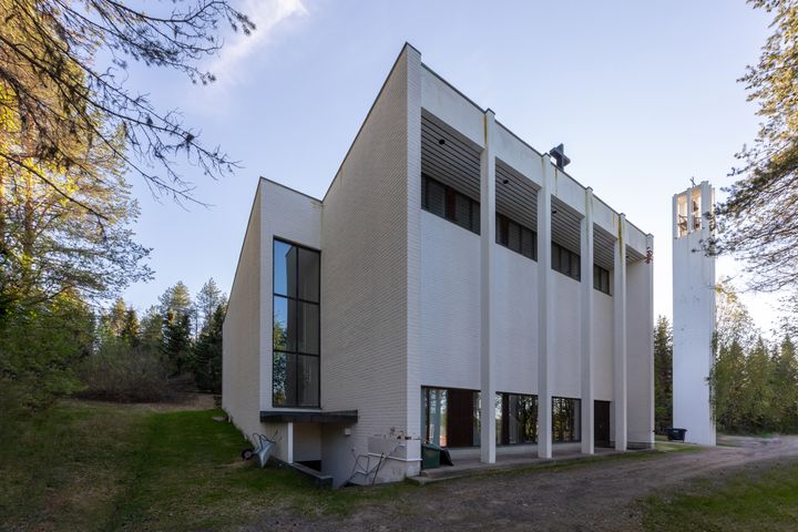 Auttin kappeli syksyisessä maisemassa.