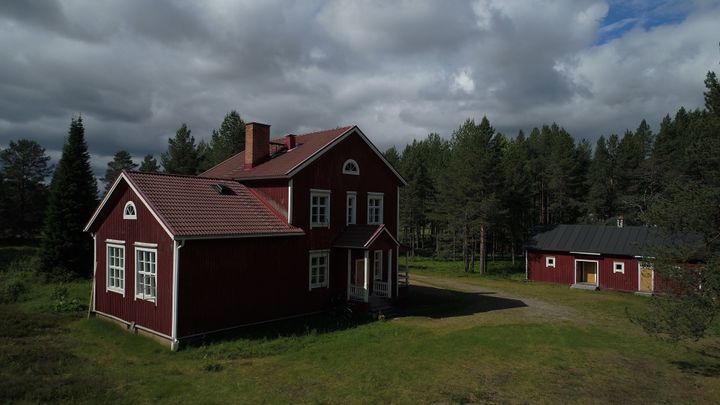Kuvassa entisen Suvannon koulun koulutalo ja talousrakennus.