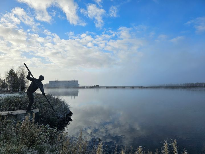 Patokosken silta Taivalkoskella, kuvassa patsas