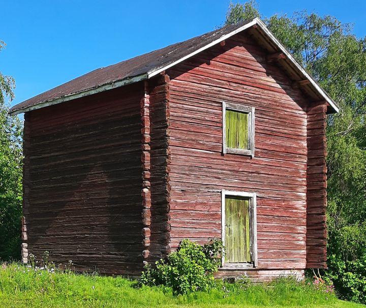 Kuvassa 1830-luvulla rakennettu vilja-aitta peltoaukealla.