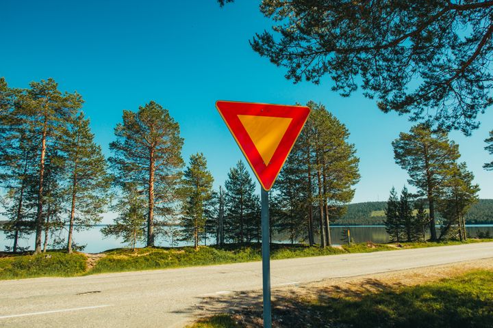 Väistämisvelvollisuudesta kertova liikennemerkki