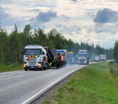 Maantien päällysten tekoa kesällä
