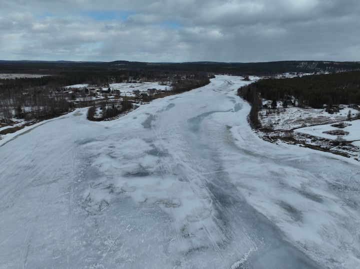 Dronekuva Ounasjoelta Tapionkylän kohdalta.