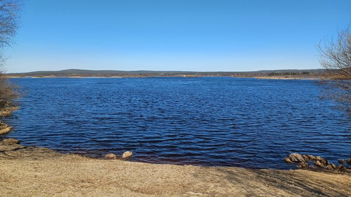 Ounasjoki rannasta kuvattuna, ei jäätä.