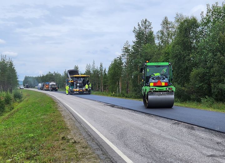 kuvassa päällystetään tietä