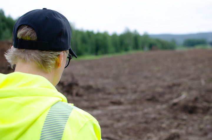Kuvassa valvoja työssään pellon laidalla.