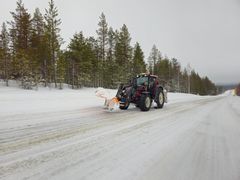 kuvassa auro-auto talvisella tiellä