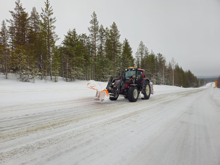 kuvassa auro-auto talvisella tiellä