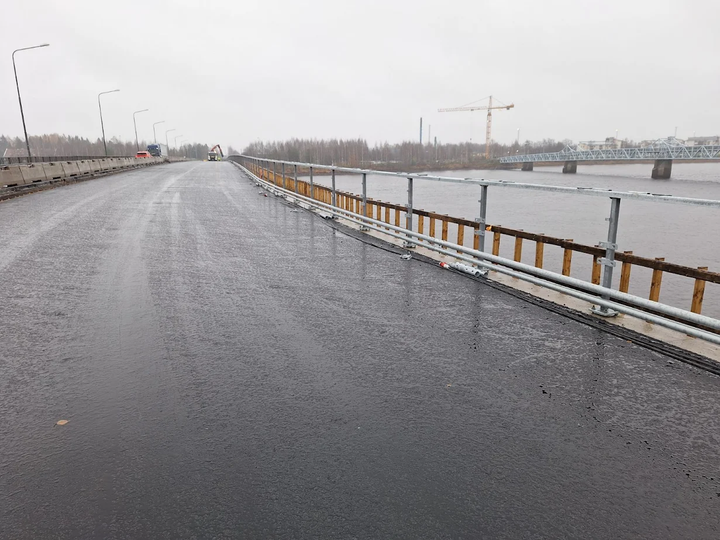 Joen ylittävä silta lähikuvassa, harmaa sää.