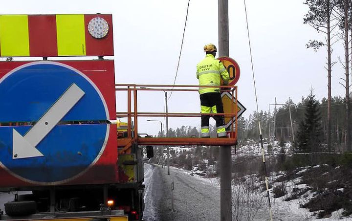 Liikennemerkkien vaihtaminen.