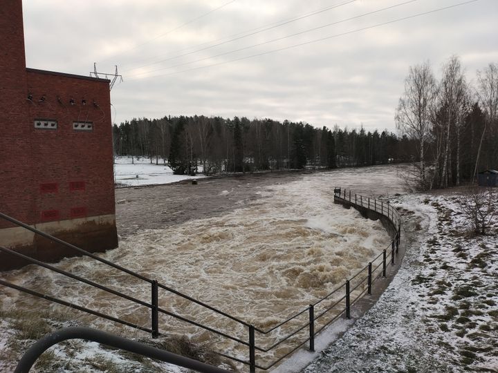 Kuvassa on Tyrvään voimalaitoksen ohijuoksutus.
