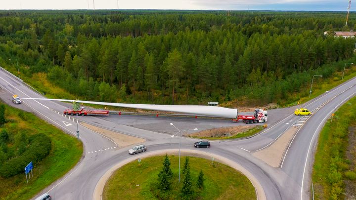 Tuulivoimakoneen siipi rekan kyydissä risteyksessä