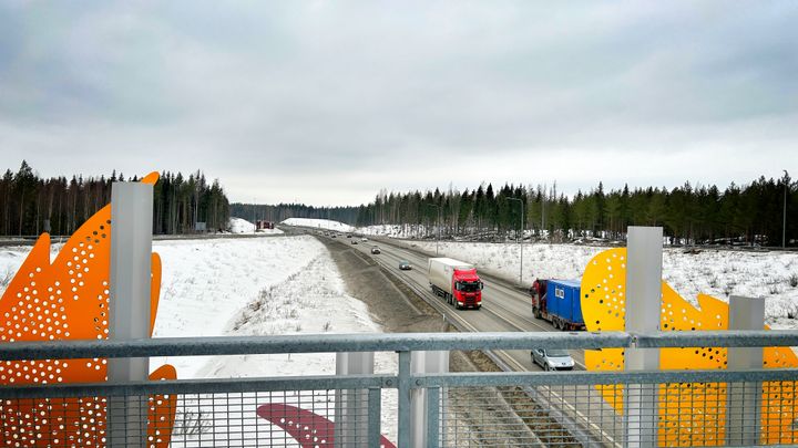 Kuva lamminrahkan sillalta Tampereelle päin, alhaalla tiellä kulkee autoja