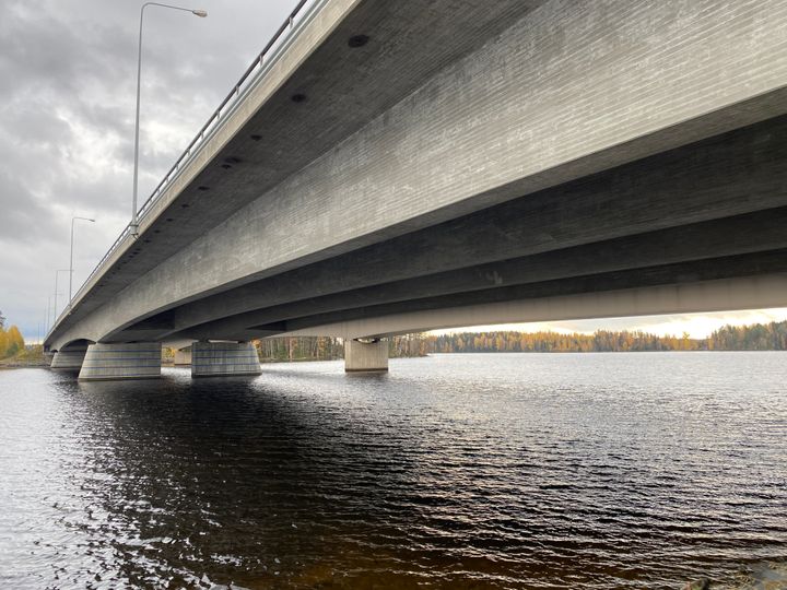 Kuva Rajasaaren sillasta alhaaltapäin kuvattuna