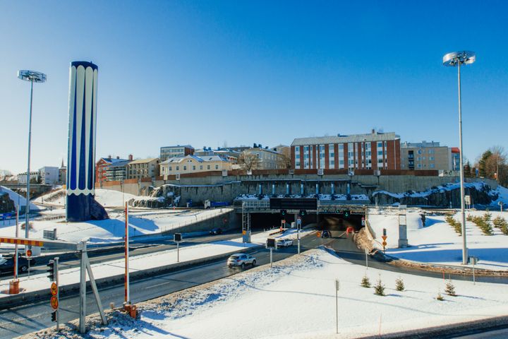 Kuva Tampereen rantatunnelin sisäänmenoaukolta aurinkoisella kevättalvisena päivänä.