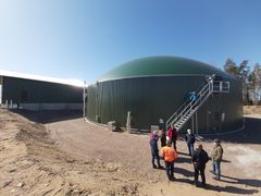 Vesilahti-Lempäälän Biopower Oy rakentaa EU:n maaseuturahoituksen tuella uuden biokaasulaitoksen. Kuvassa vehmaalaisen Biopir Oy:n biokaasulaitos, joka on kokoluokaltaan samankaltainen kuin Vesilahdelle rakentuva.