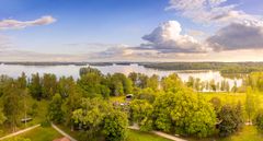 Laukon kartanon sijaitsee kulttuurihistoriallisessa kartanomiljöössä Pyhäjärven rannalla.
