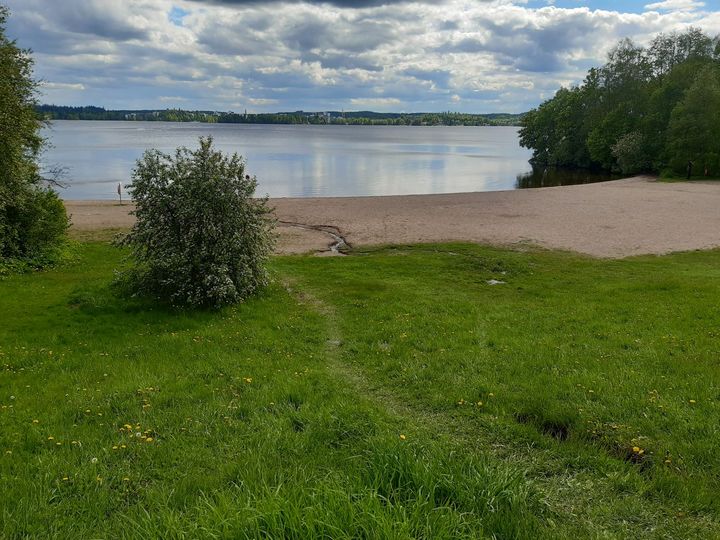 Pyynikin uimaranta pilvipoutaisena kesäpäivänä.