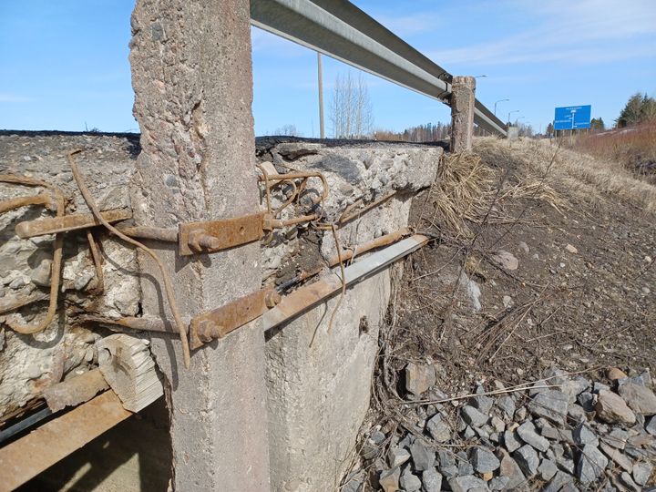Rapistuneessa kunnossa oleva betonisillan kuva.