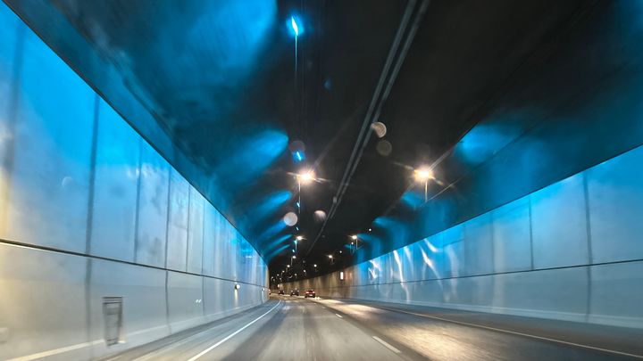 Rantatunnelissa on Tammerkosken ali menevällä kohdalla Tuula Lehtisen teos "Tammerkoski".