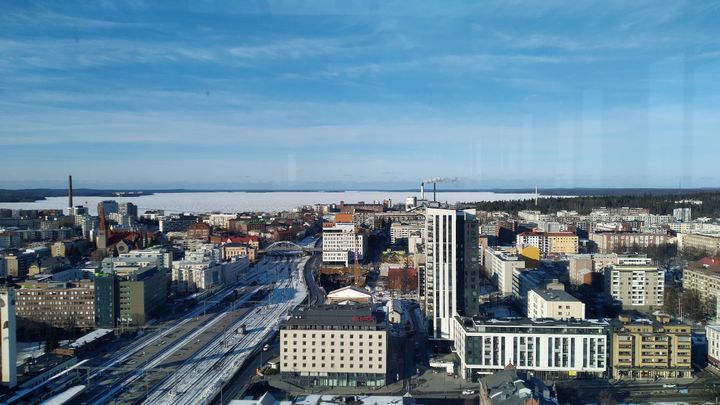 Talvinen maisemakuva Tampereen keskustassa Näsijärvelle päin Torni-hotellista otettuna.