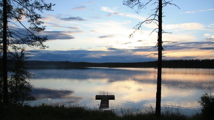 järvenpinta iltahämärässä