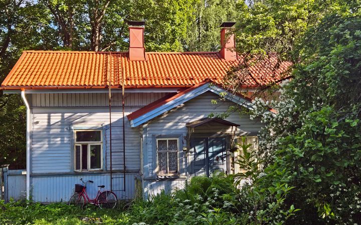 vanha, puinen rakennus, jossa perinteisellä menetelmällä uusittu tiilikate