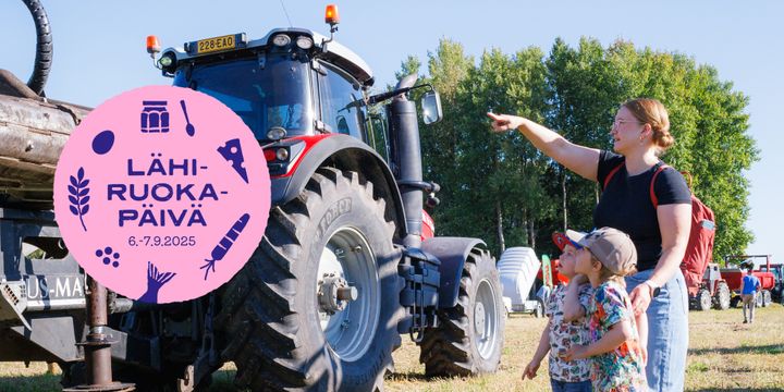 Nainen ja lapsia katsomassa traktoria