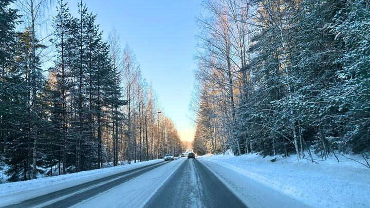 Talvinen tie, lunta ja auringonpaistetta