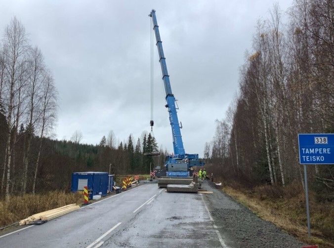 Uusi sillan kansi nostettiin paikoilleen.