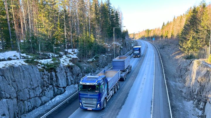 rekka ajaa maantiellä.