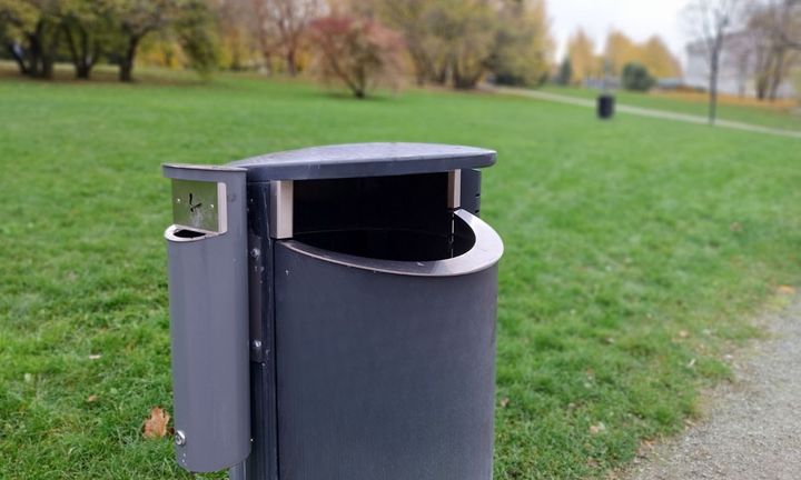 Kuvassa on roskis puistoalueella.