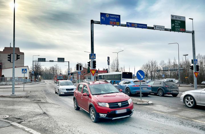 Autoja risteyksessä.