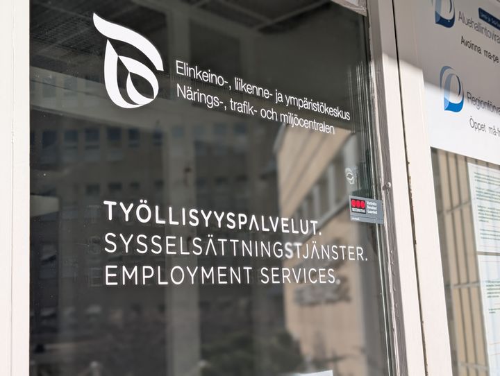 Kuva työllisyyspalveluiden logosta ovessa.