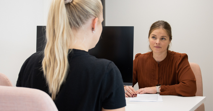 Kvinna i kundservice.