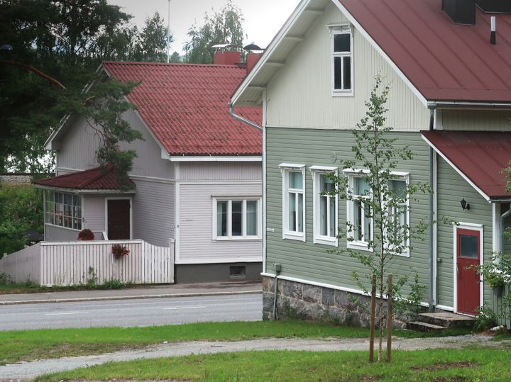 Puurakennuksia.