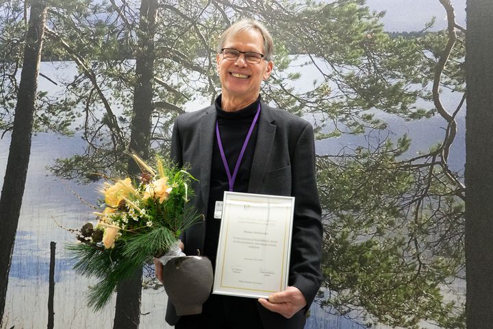 Pohjois-Karjalan maakunnallisen ympäristöpalkinnon saaja Hannu Särkikoski. Kuva: Jon Norppa / Pohjois-Karjalan ELY-keskus.