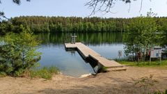 Vesi oli matalalla Liperin Leinosenlammen uimarannalla 9.6.2025. Kuva: Saska Hovi / Pohjois-Karjalan ELY-keskus.