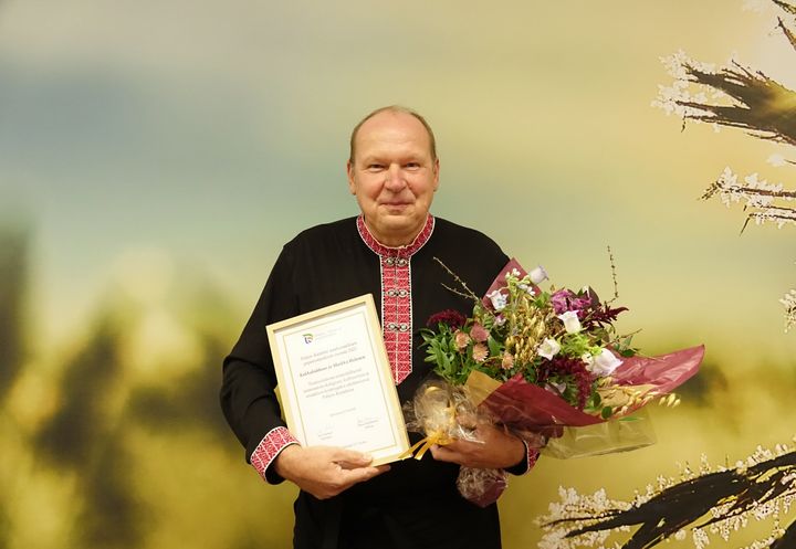 Pohjois-Karjalan ympäristöpalkinto annettiin Kukkakuhhaus-tapahtumalle ja sen kävi noutamassa tapahtuman järjestäjä Markku Halonen. Kuva: Ilkka Elo / Pohjois-Karjalan ELY-keskus.