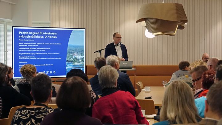 Pohjois-Karjalan ELY-keskuksen ylijohtaja Ari Niiranen kertoi tilaisuudessa valtion aluehallinnon uudistuksesta. Kuva: Ilkka Elo / Pohjois-Karjalan ELY-keskus
