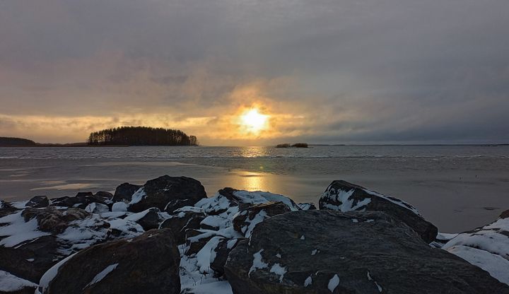 Aurinko näyttäytyi Pyhäselän Aavarannalla Joensuussa 7.12.2025. Kuva: Ilkka Elo / Pohjois-Karjalan ELY-keskus.