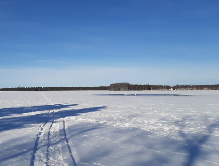 Talvisella järvellä on hapetinlaite avannossa.